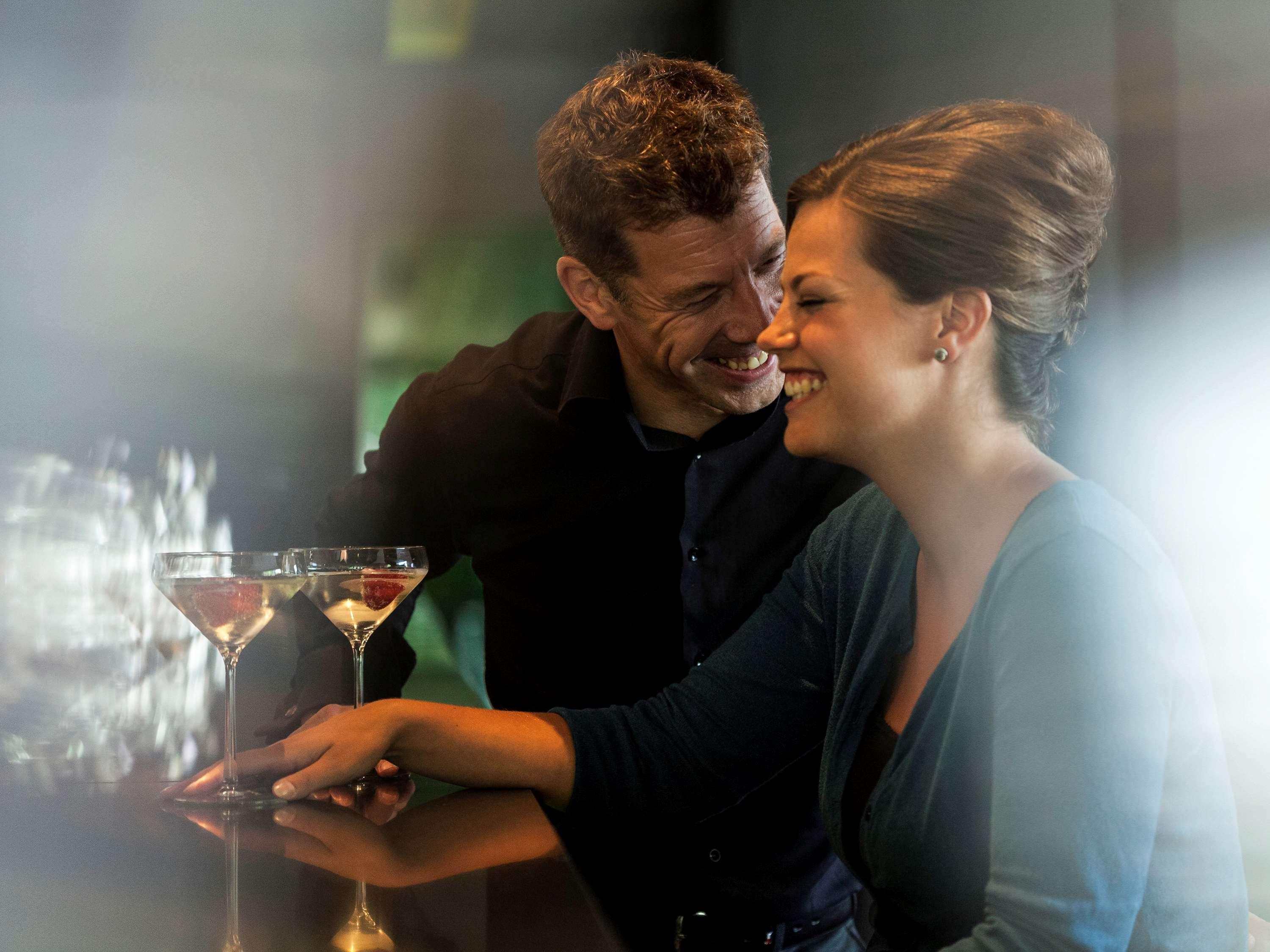 Novotel Kochi Infopark Exterior foto A couple flirting