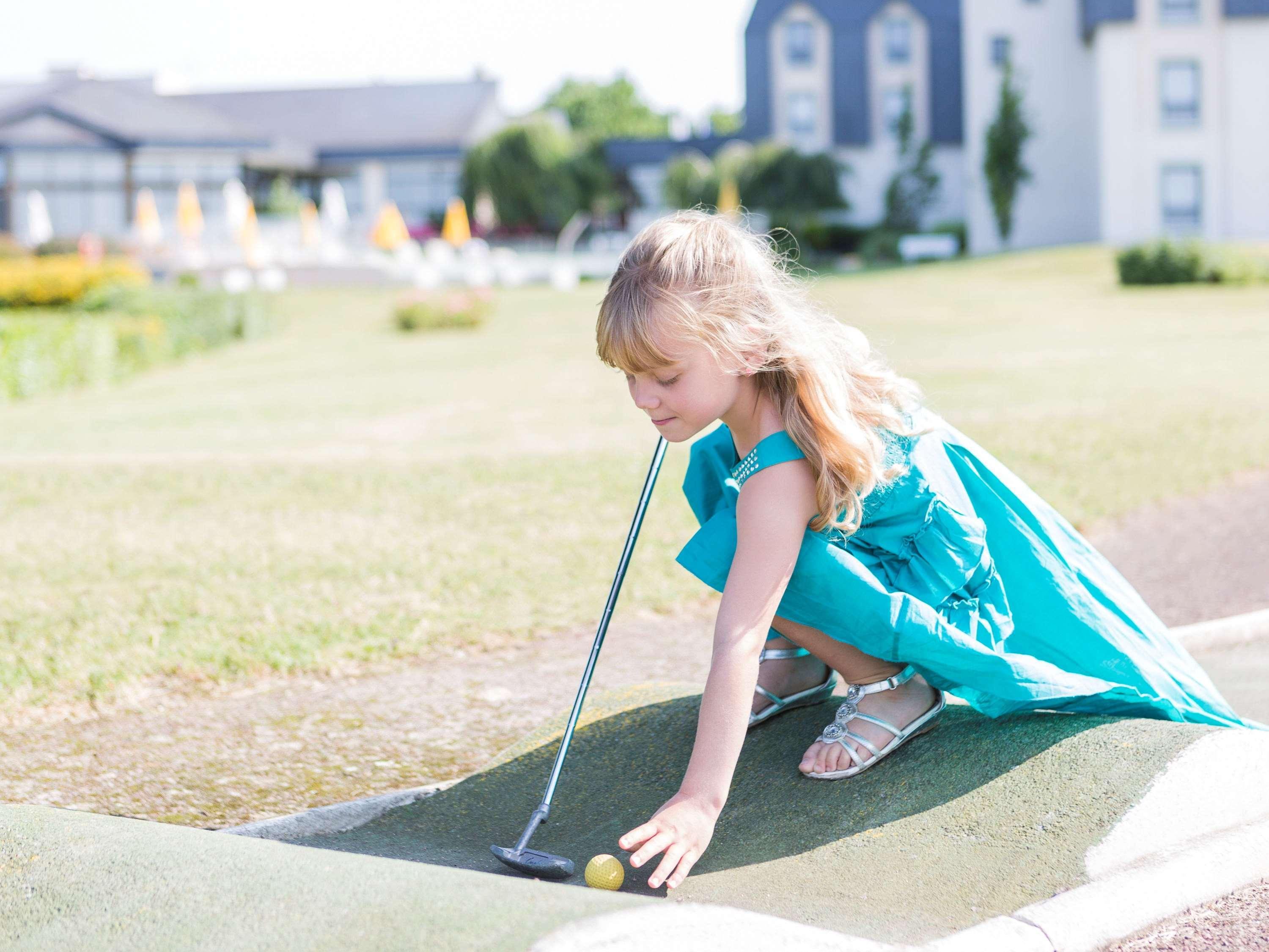 Novotel Kochi Infopark Exterior foto A child playing mini golf