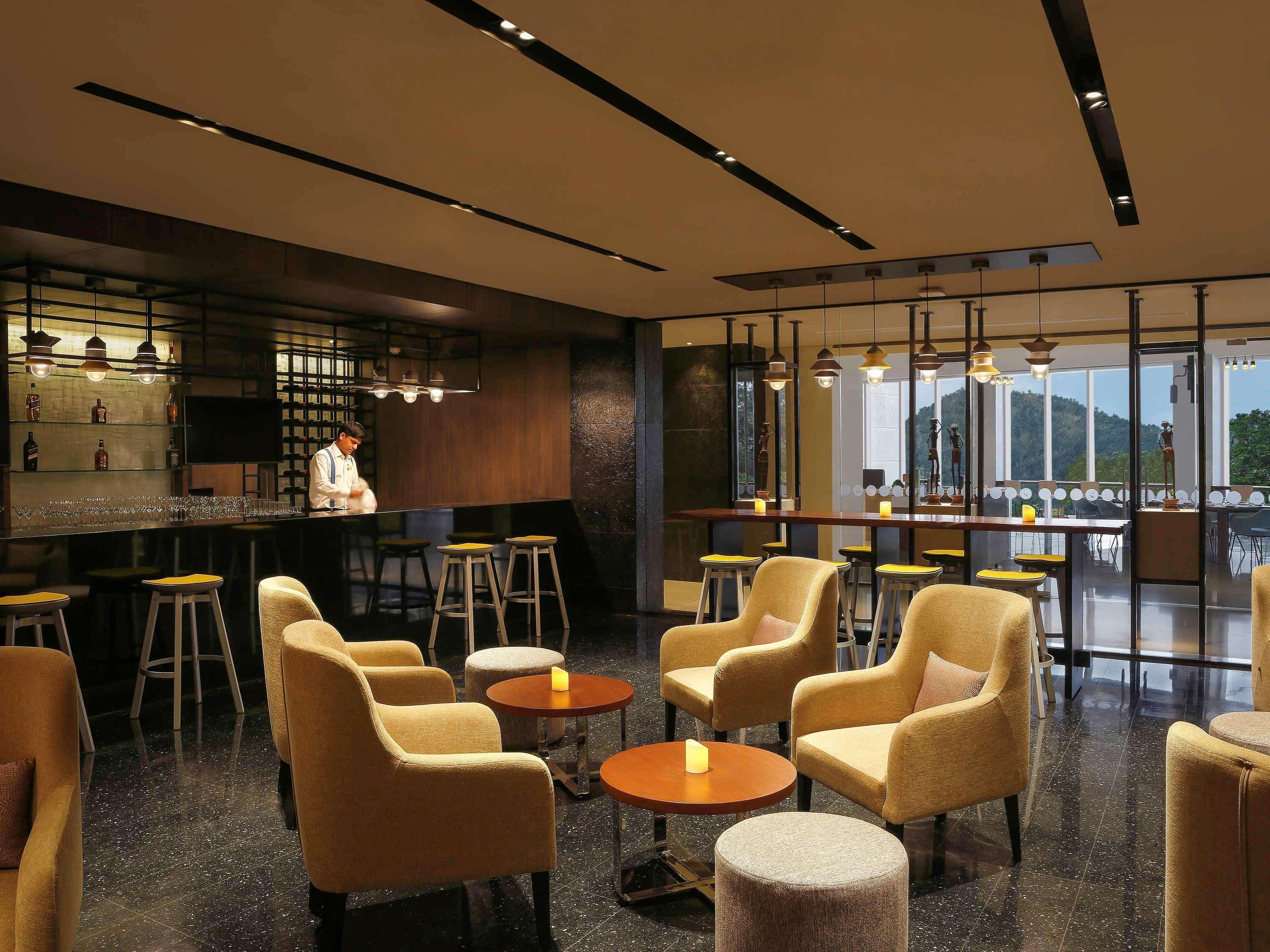Novotel Kochi Infopark Exterior foto The Club lounge at Hong Kong International Airport