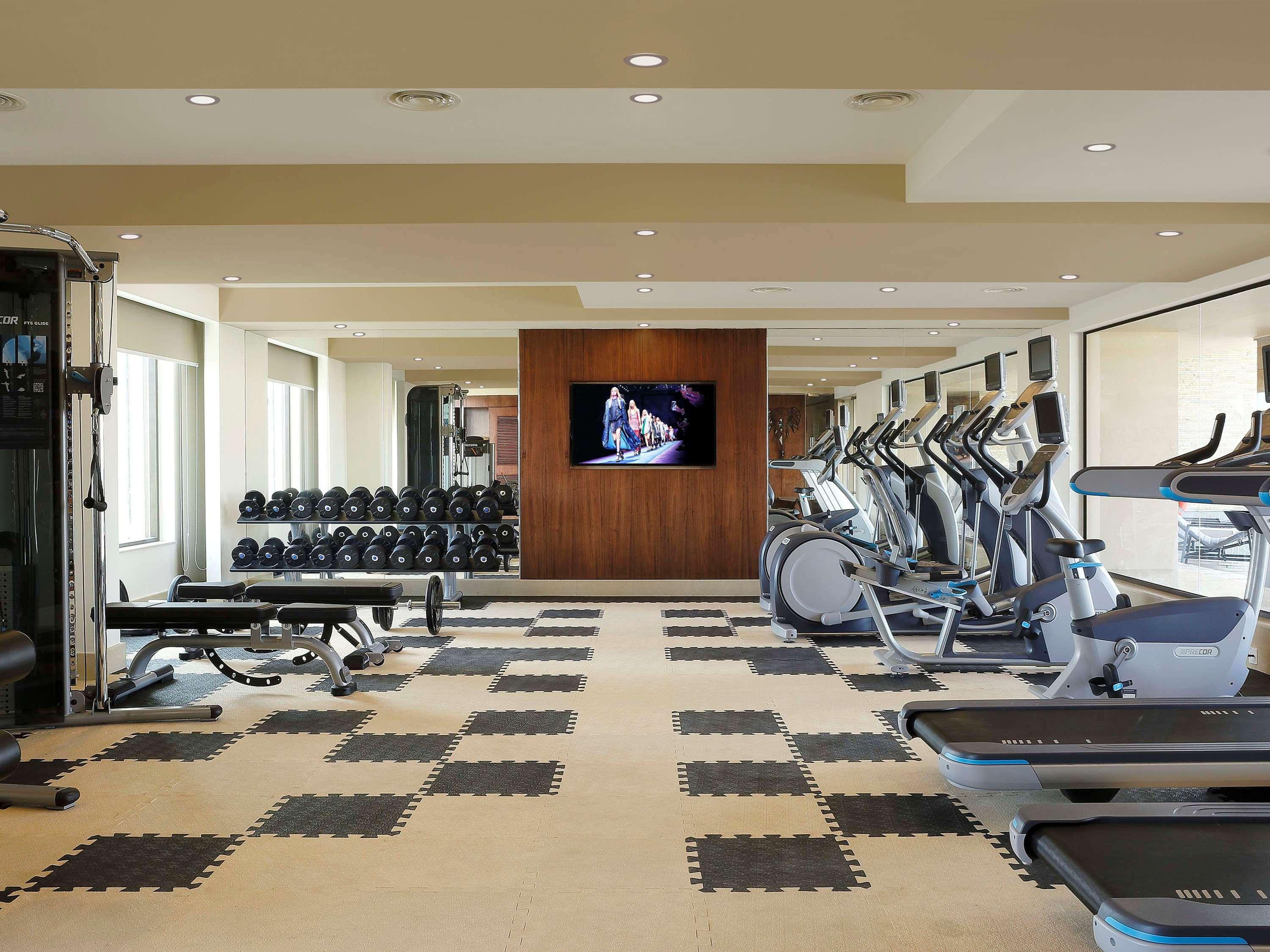 Novotel Kochi Infopark Exterior foto The gym at the hotel