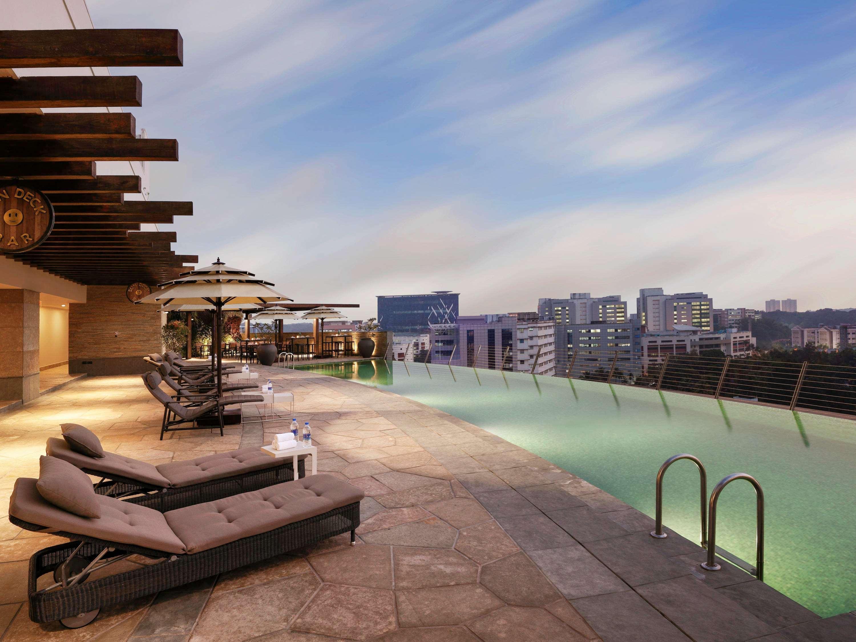 Novotel Kochi Infopark Exterior foto Rooftop pool