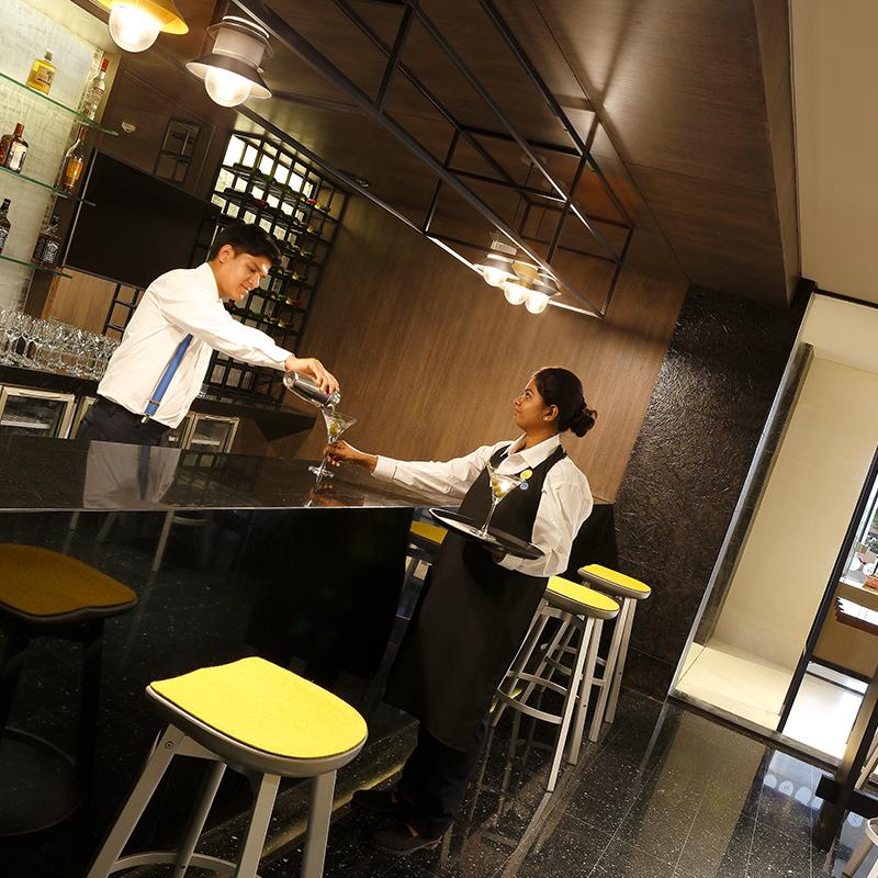 Novotel Kochi Infopark Exterior foto A bar in the lounge