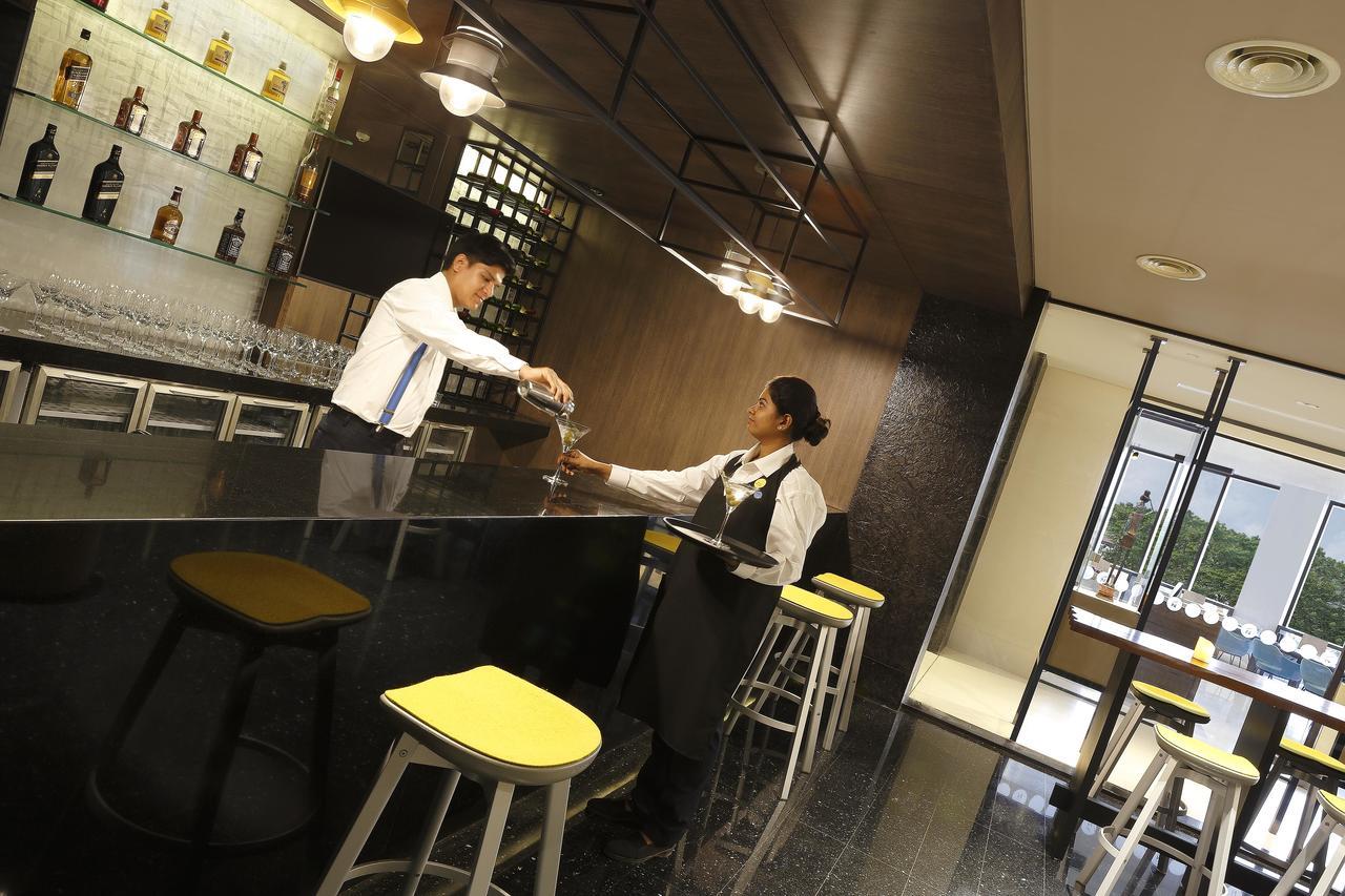 Novotel Kochi Infopark Exterior foto The bar at the lounge
